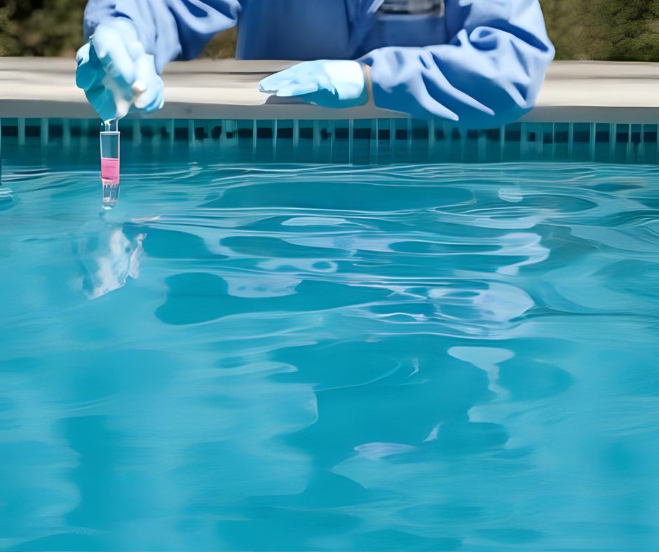 בדיקת מים בבריכה